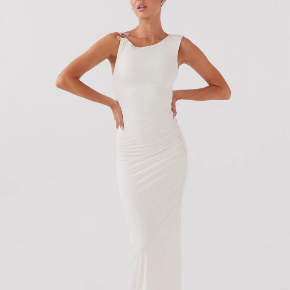 Elegant White Sleeveless Dress